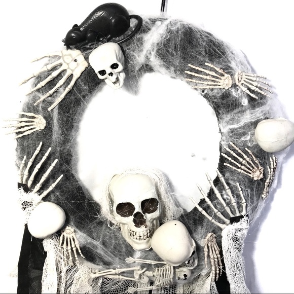🎃 Pier 1 Wreath 19” Skeleton Skull & Hands Mesh - Picture 4 of 8